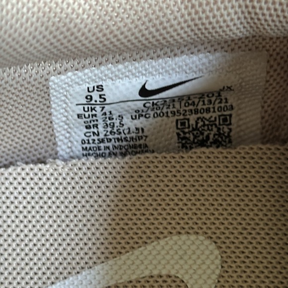 Nike Sneakers Size 9.5 - Picture 7 of 7